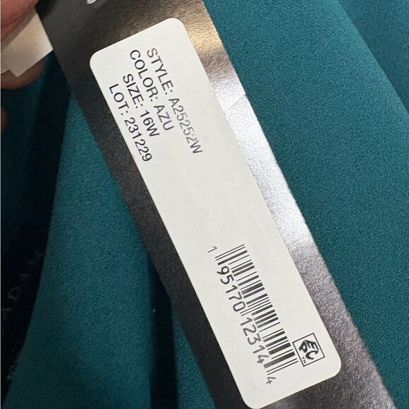 Betsy & Adam Off The Shoulder Crepe Gown NWT - Picture 5 of 6